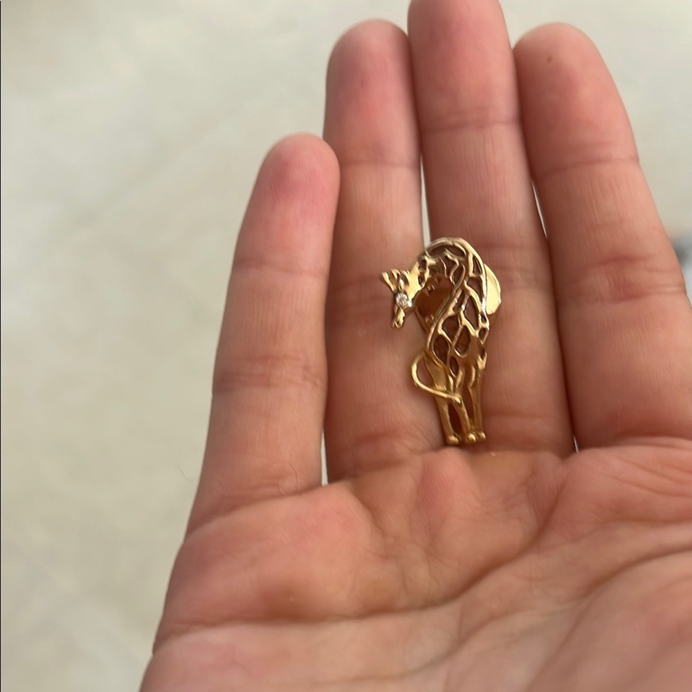 Gold Giraffe Brooch